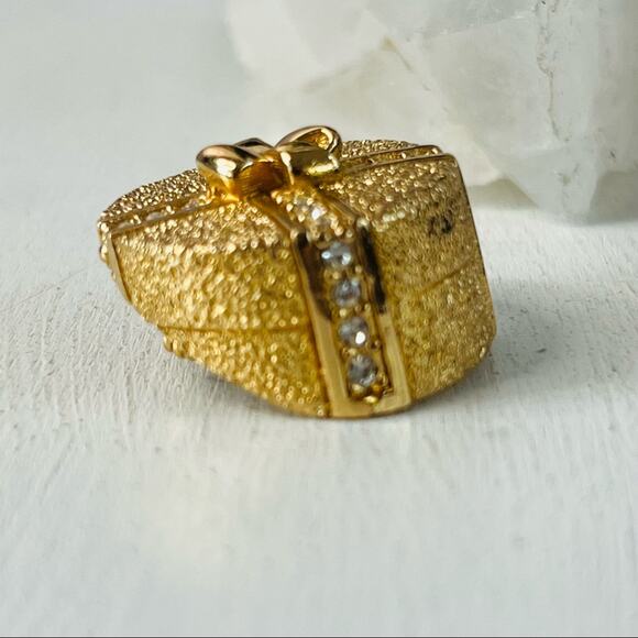 CHRISTIAN DIOR Round Present Hat Gift Box Brooch - Picture 3 of 13